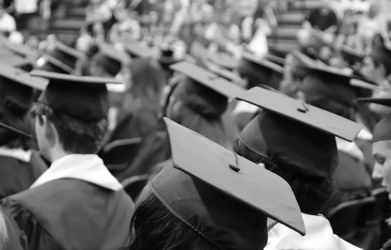 订单暴跌50% 留学行业扛不住了:一栋楼瞬间搬空20户 我们从未如此悲观