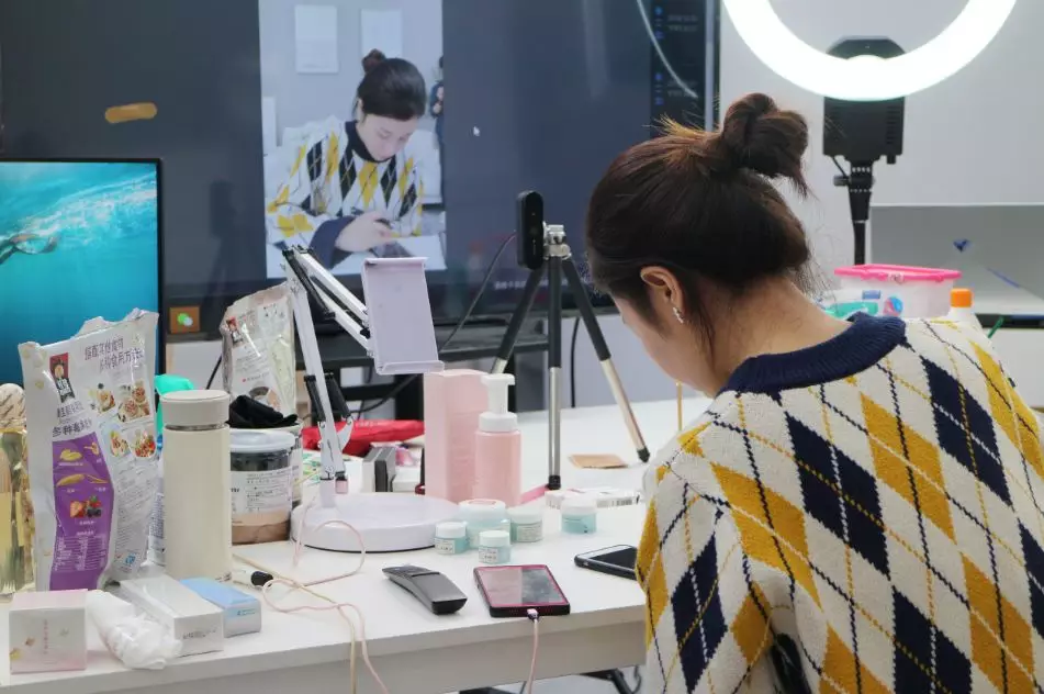 头部主播频被挖，腰部主播不赚钱，风口下的MCN有多尴尬？