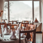 凌晨1点半 门口排30桌队的餐饮创业者：被N次暴击后 我们复苏了