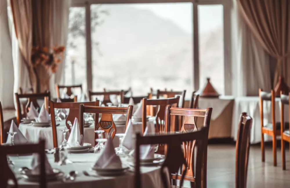 凌晨1点半 门口排30桌队的餐饮创业者：被N次暴击后 我们复苏了