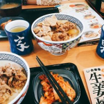 越过了无数餐饮“山丘”,吉野家们却早已无人等候