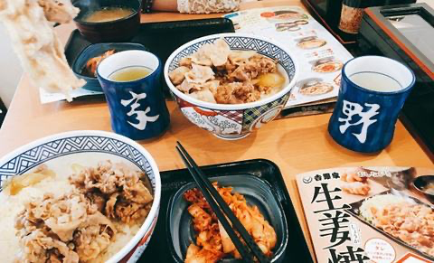 越过了无数餐饮“山丘”，吉野家们却早已无人等候