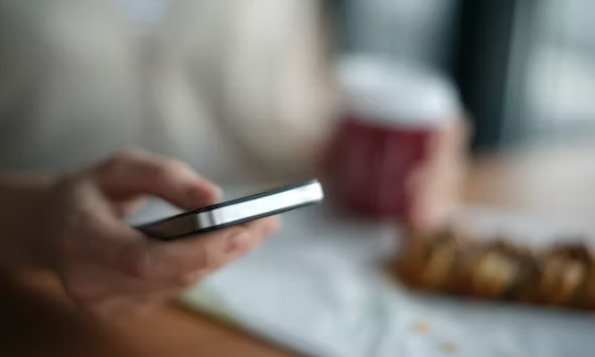 2黄金周华为和苹果“卖爆”：Mate60、iPhone15一机难求