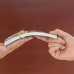 卖男装的雅戈尔,投了新能源