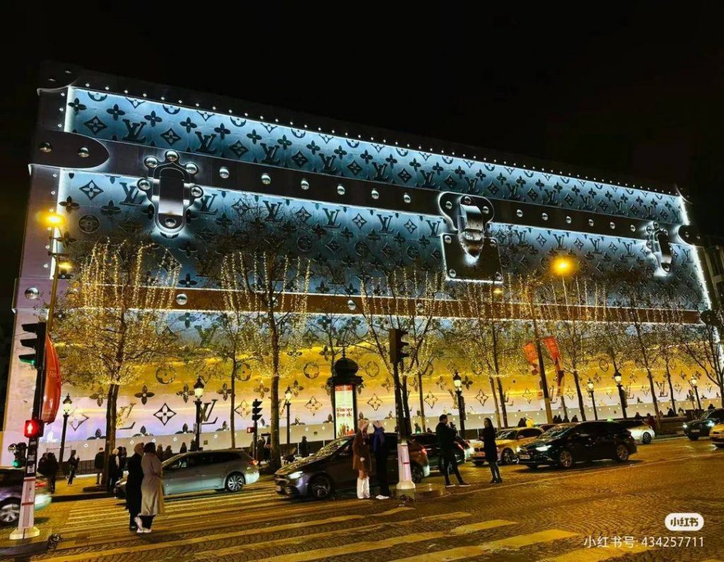 “殡葬风”LV曝光被群嘲,网友:吸血鬼聚会!插图3 “殡葬风”LV曝光被群嘲,网友:吸血鬼聚会!