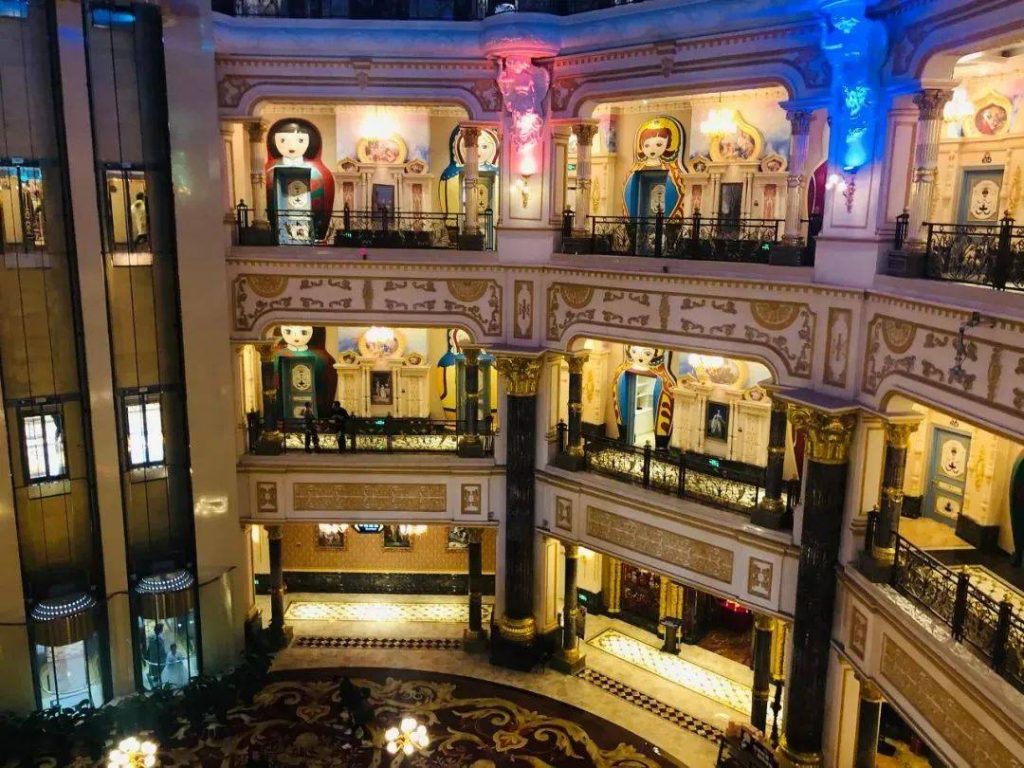 “殡葬风”LV曝光被群嘲,网友:吸血鬼聚会!插图21 “殡葬风”LV曝光被群嘲,网友:吸血鬼聚会!