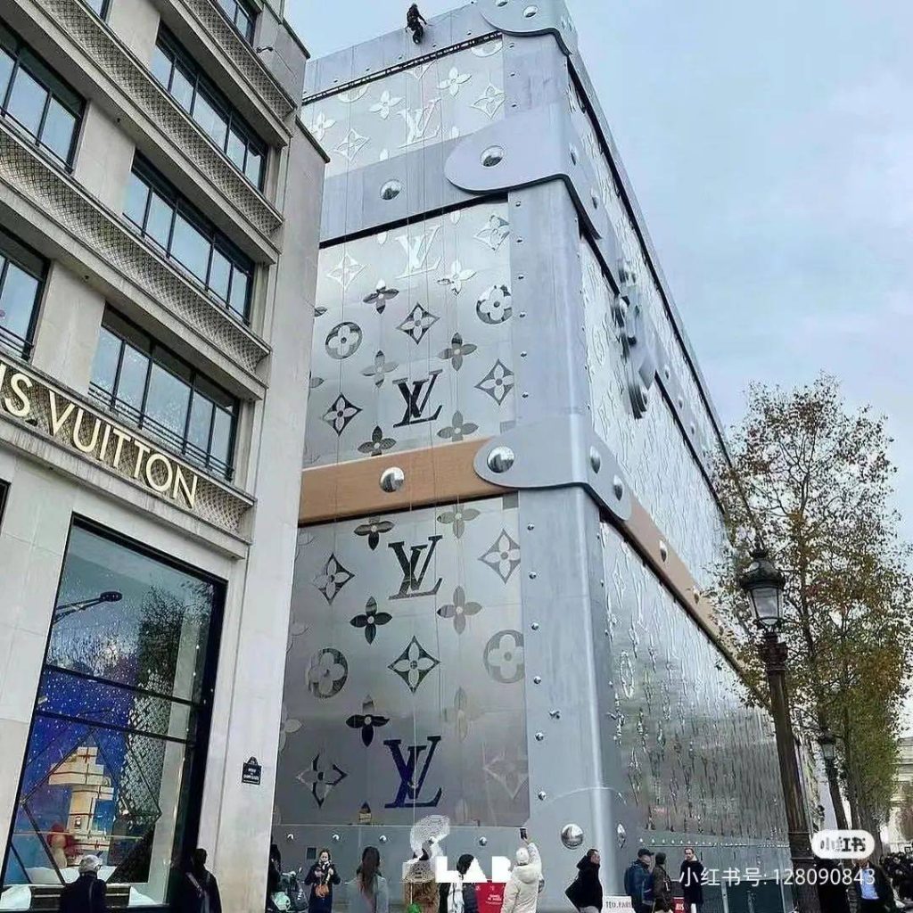 “殡葬风”LV曝光被群嘲,网友:吸血鬼聚会!插图11 “殡葬风”LV曝光被群嘲,网友:吸血鬼聚会!