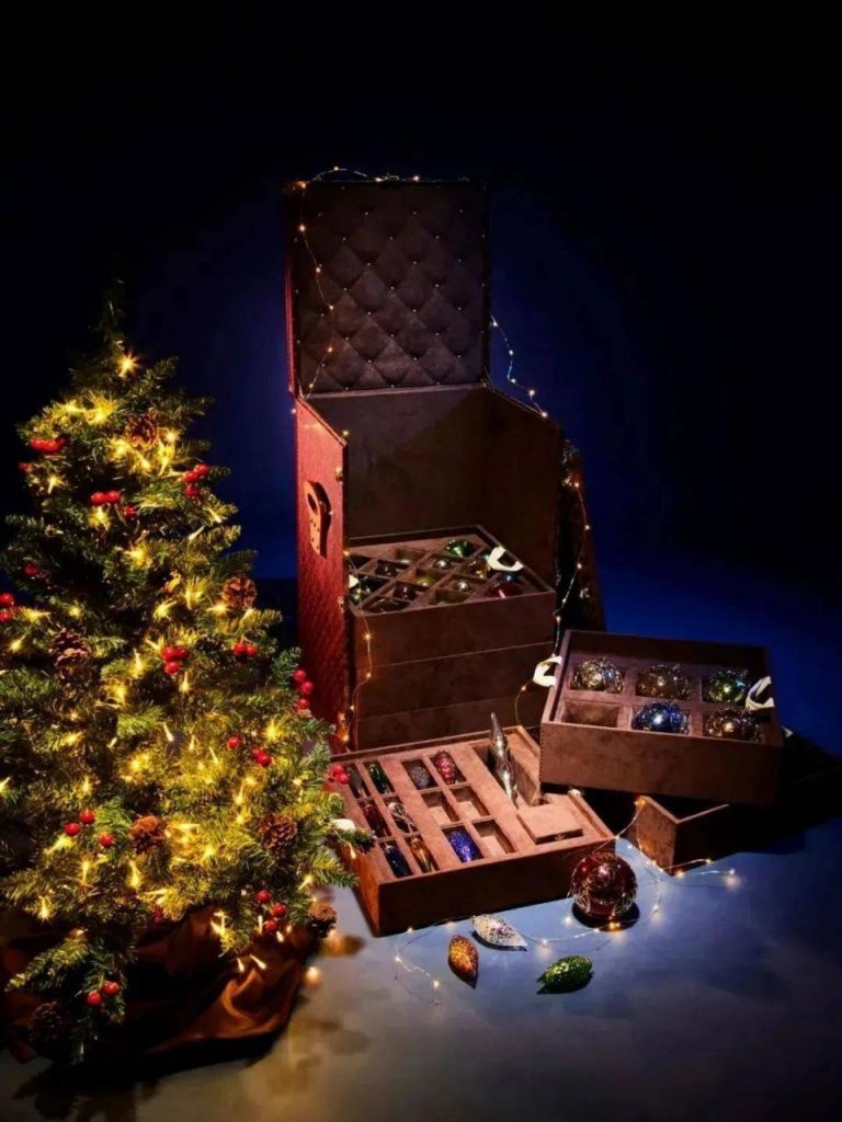 “殡葬风”LV曝光被群嘲,网友:吸血鬼聚会!插图28 “殡葬风”LV曝光被群嘲,网友:吸血鬼聚会!