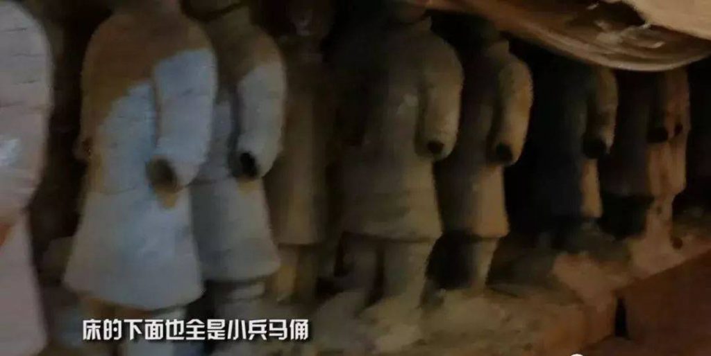 “殡葬风”LV曝光被群嘲,网友:吸血鬼聚会!插图17 “殡葬风”LV曝光被群嘲,网友:吸血鬼聚会!