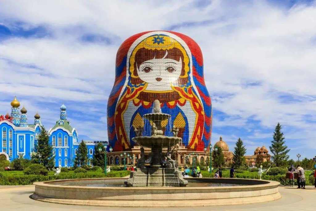 “殡葬风”LV曝光被群嘲,网友:吸血鬼聚会!插图22 “殡葬风”LV曝光被群嘲,网友:吸血鬼聚会!