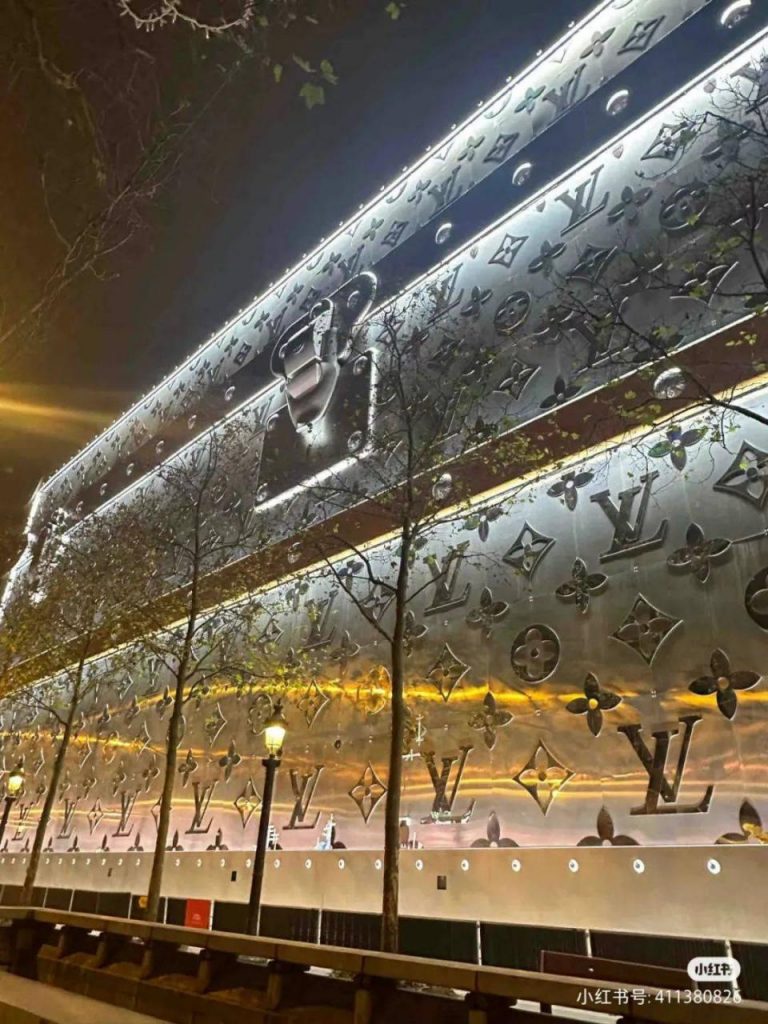 “殡葬风”LV曝光被群嘲,网友:吸血鬼聚会!插图12 “殡葬风”LV曝光被群嘲,网友:吸血鬼聚会!