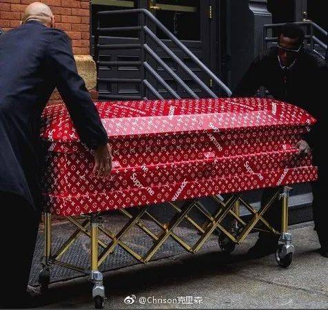 “殡葬风”LV曝光被群嘲,网友:吸血鬼聚会!插图32 “殡葬风”LV曝光被群嘲,网友:吸血鬼聚会!
