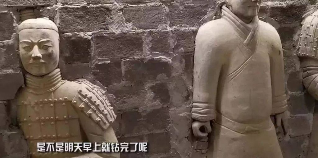 “殡葬风”LV曝光被群嘲,网友:吸血鬼聚会!插图20 “殡葬风”LV曝光被群嘲,网友:吸血鬼聚会!