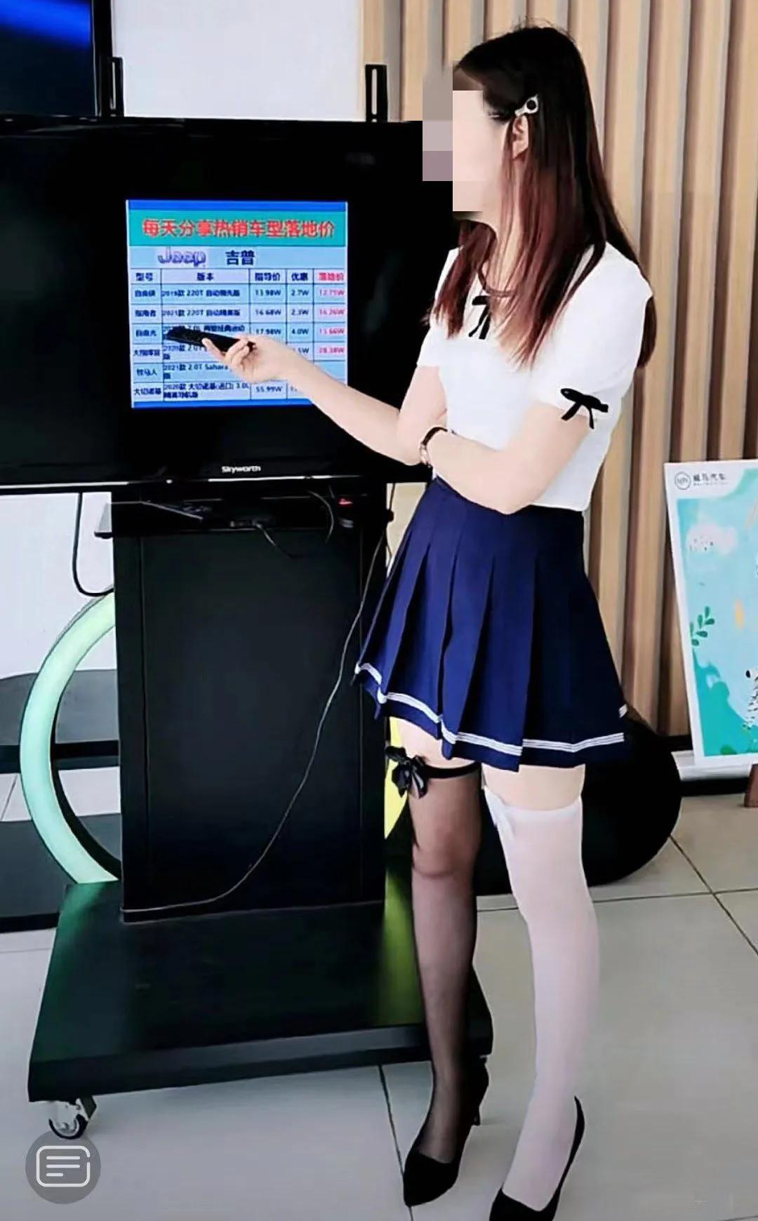 擦边上瘾,卖车直播间变味了插图7 擦边上瘾,卖车直播间变味了