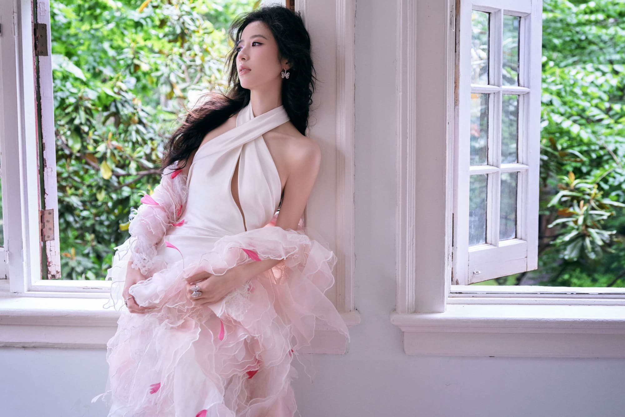 裙摆如流光盈盈，漫遇浪漫摇曳—周雨彤