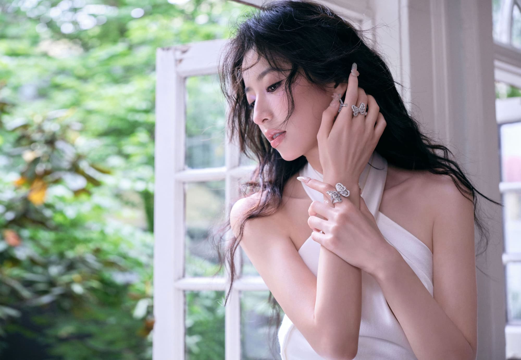 裙摆如流光盈盈，漫遇浪漫摇曳—周雨彤