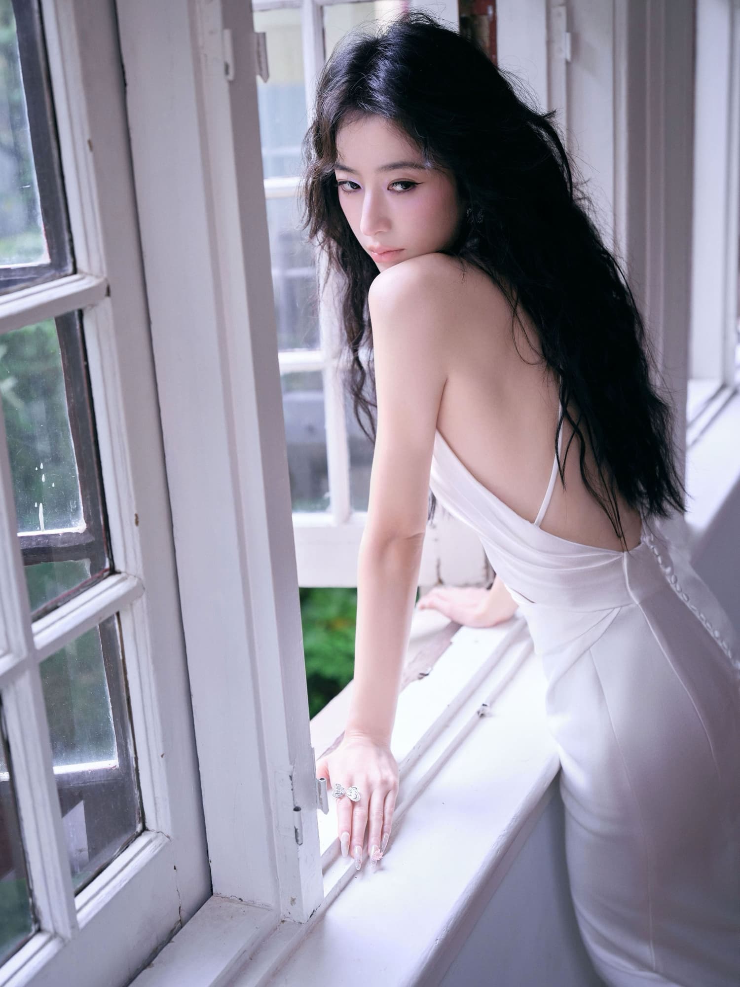 裙摆如流光盈盈，漫遇浪漫摇曳—周雨彤