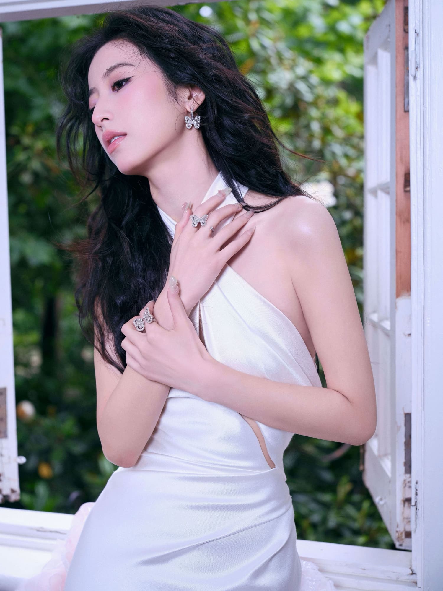 裙摆如流光盈盈，漫遇浪漫摇曳—周雨彤