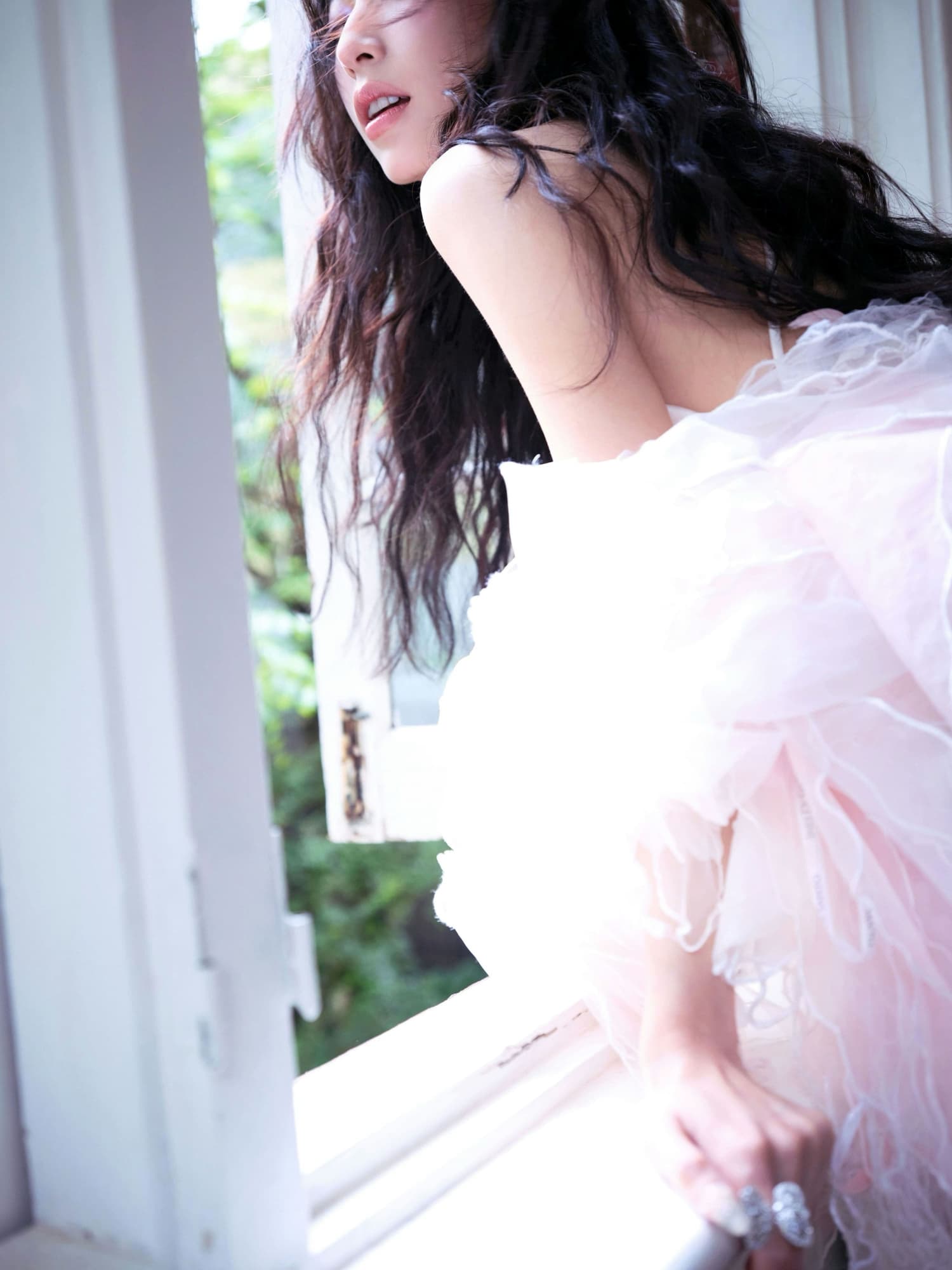 裙摆如流光盈盈，漫遇浪漫摇曳—周雨彤