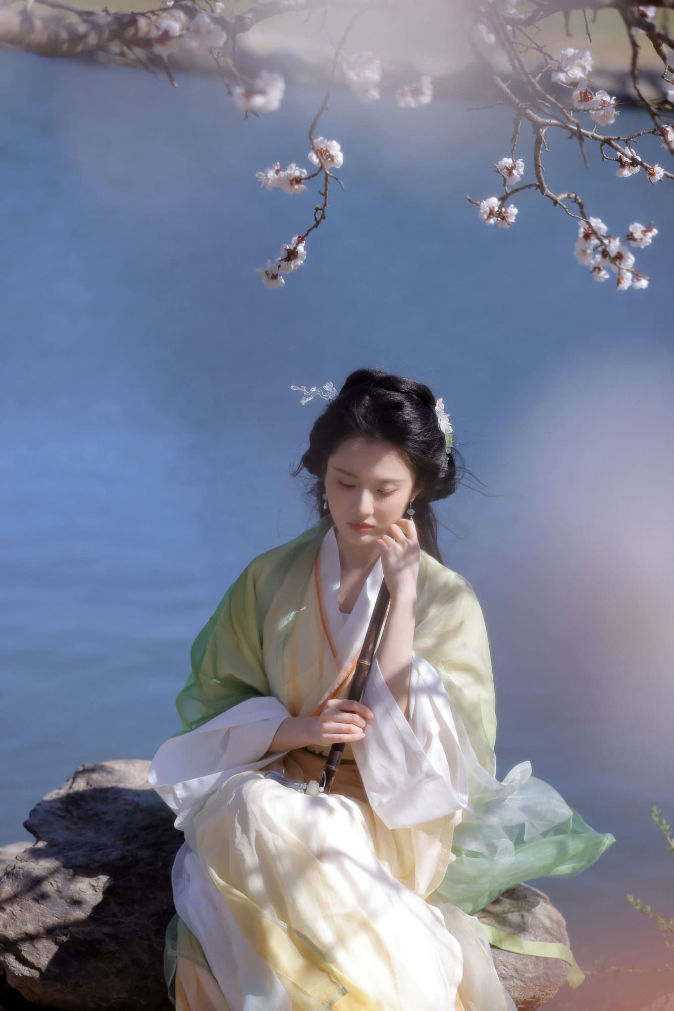 青衫拂风，芬芳迎夏－张慧雯