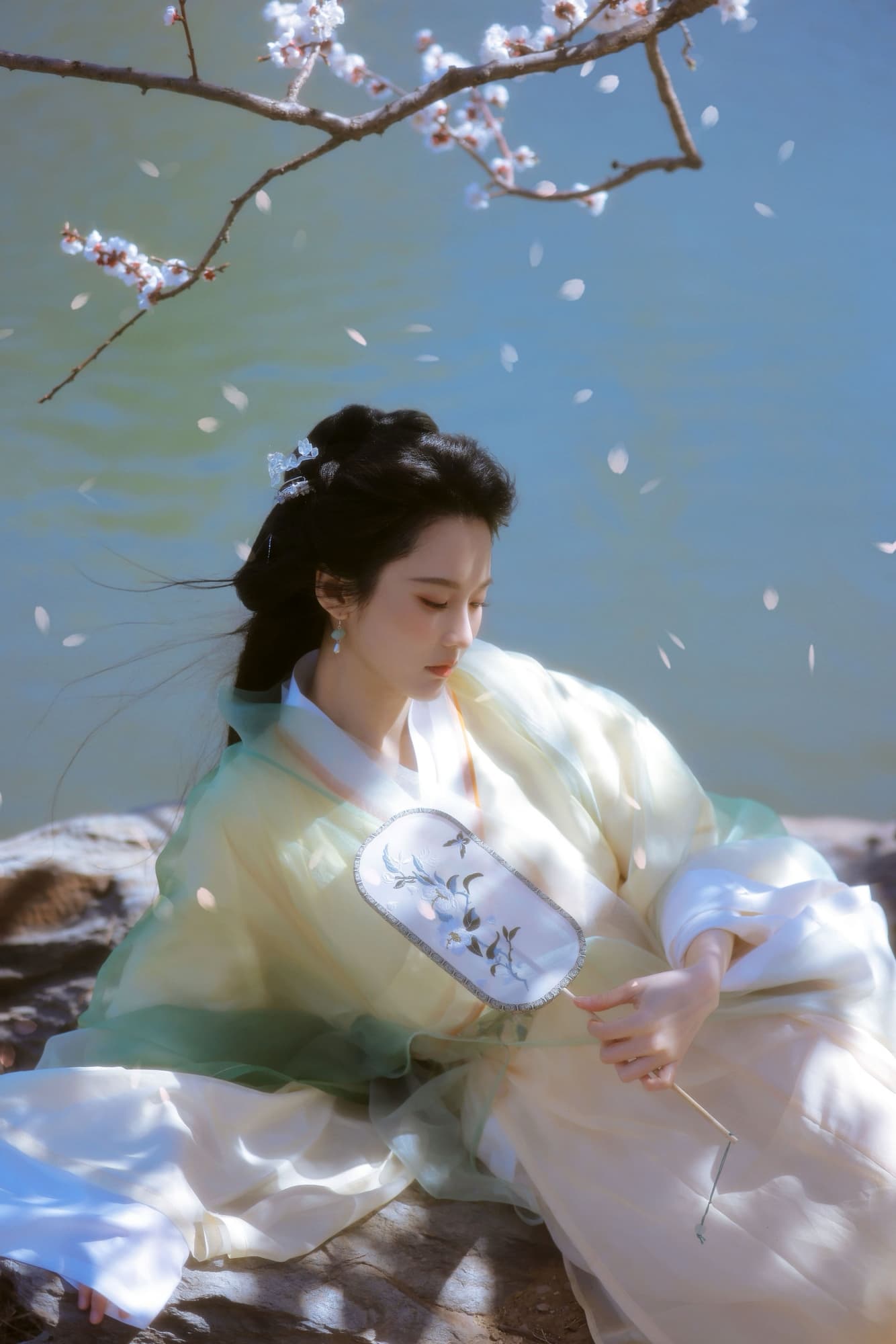 青衫拂风，芬芳迎夏－张慧雯