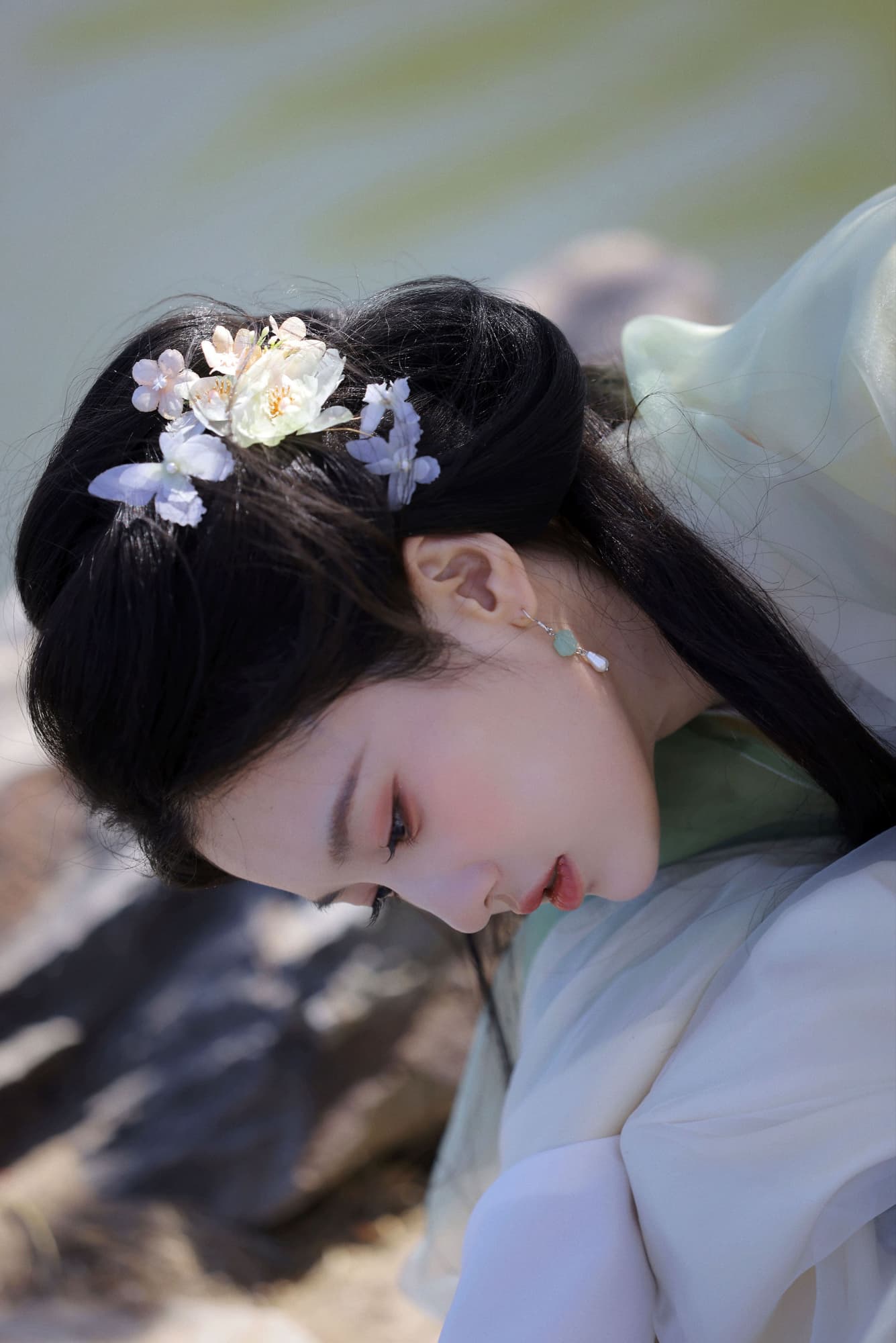 青衫拂风，芬芳迎夏－张慧雯