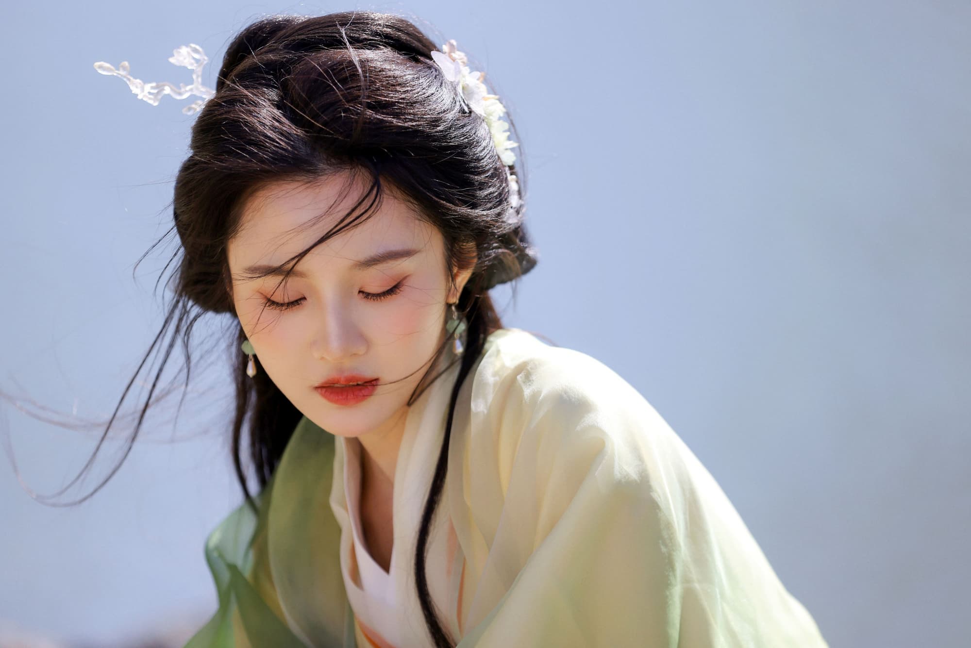 青衫拂风，芬芳迎夏－张慧雯