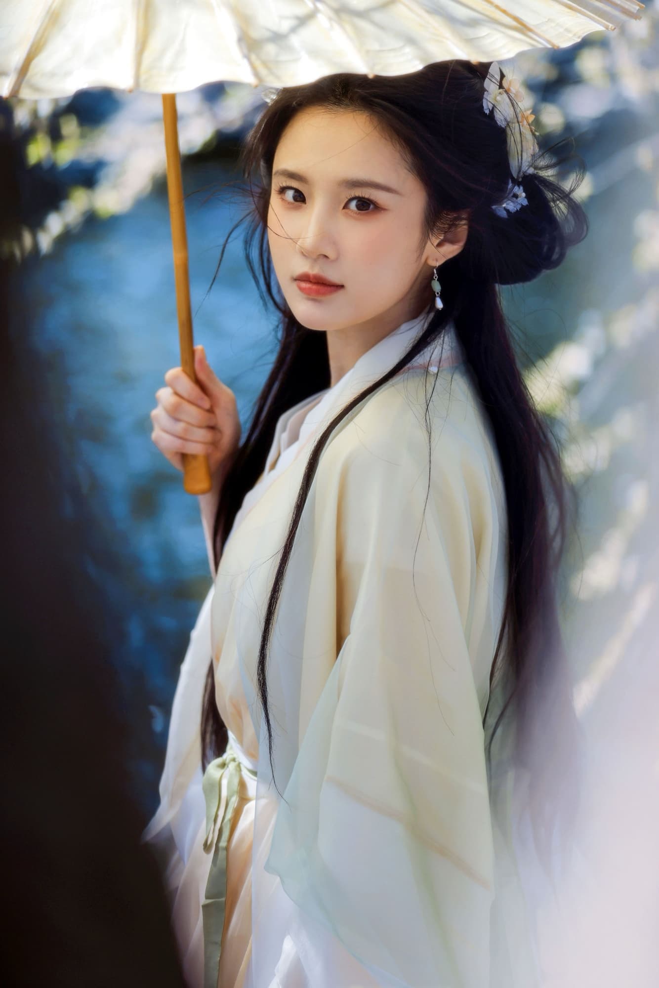 青衫拂风，芬芳迎夏－张慧雯