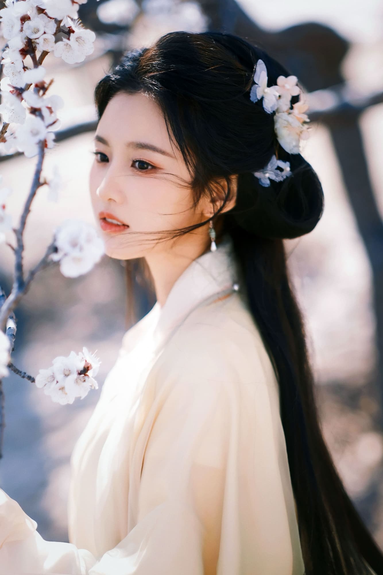 青衫拂风，芬芳迎夏－张慧雯