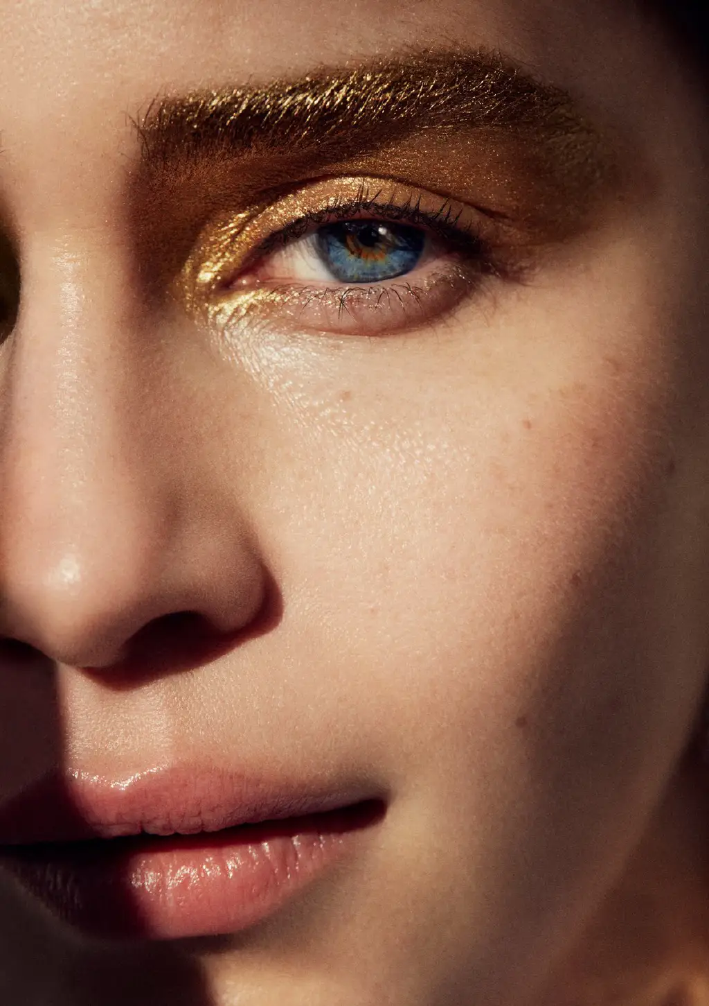 《权力的游戏》龙妈写真，艾米莉亚·克拉克的蓝色双眸，神似黑洞