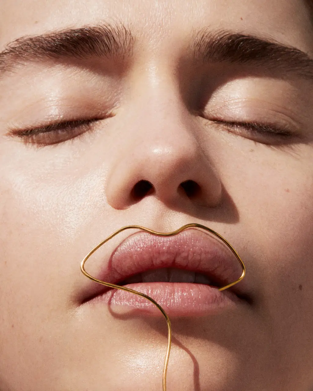 《权力的游戏》龙妈写真，艾米莉亚·克拉克的蓝色双眸，神似黑洞