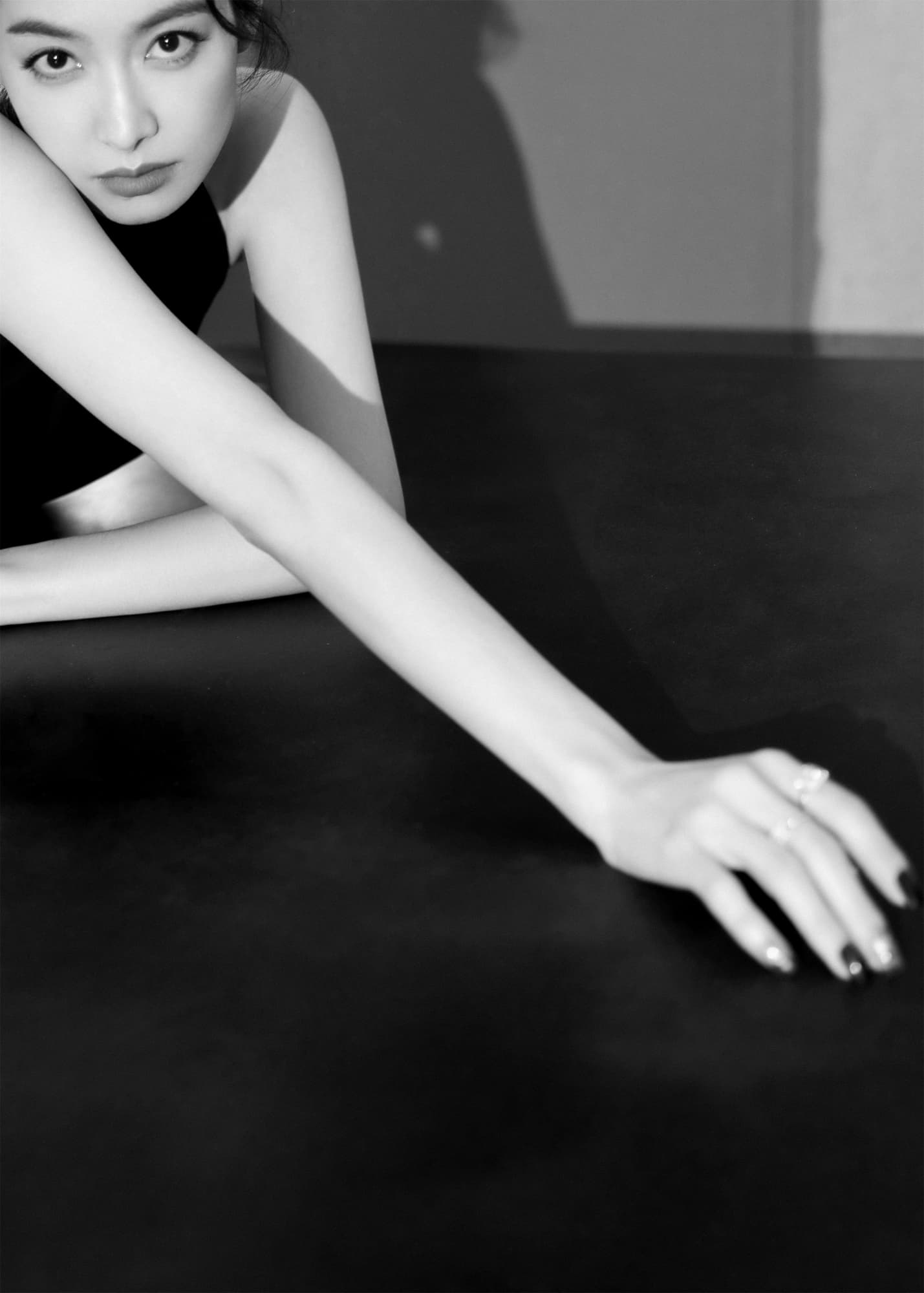 高贵黑露背礼服—宋茜