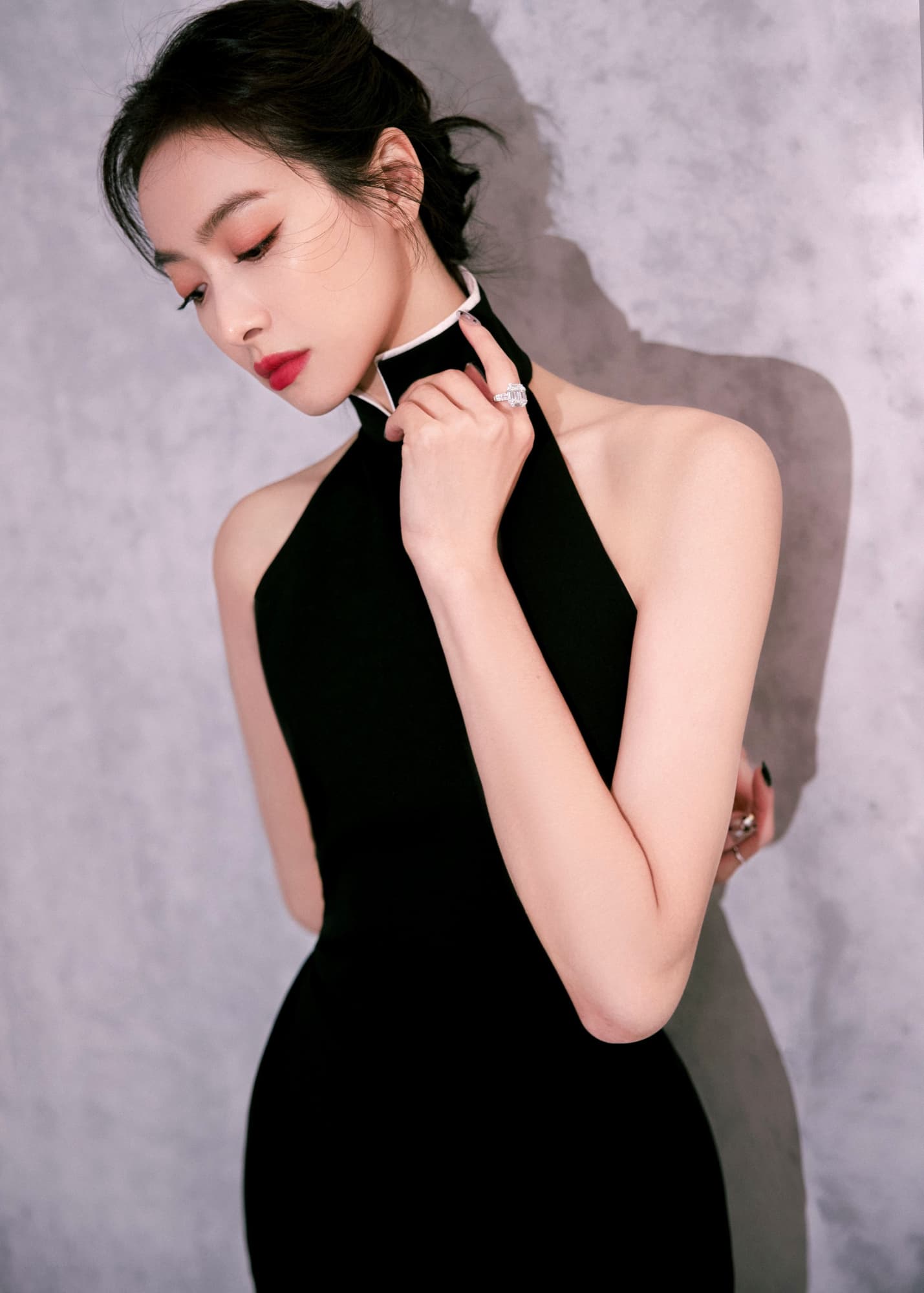 高贵黑露背礼服—宋茜