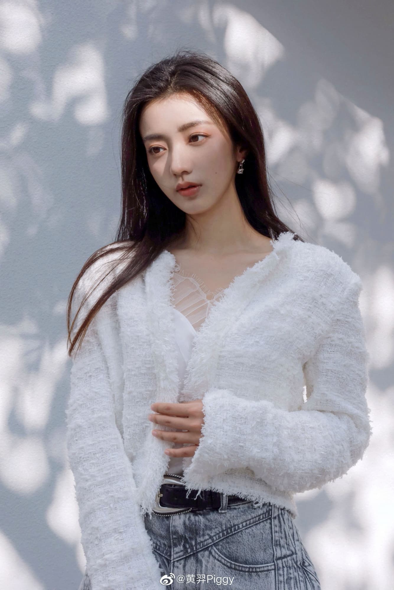 白衣短裤晒美腿—黄羿