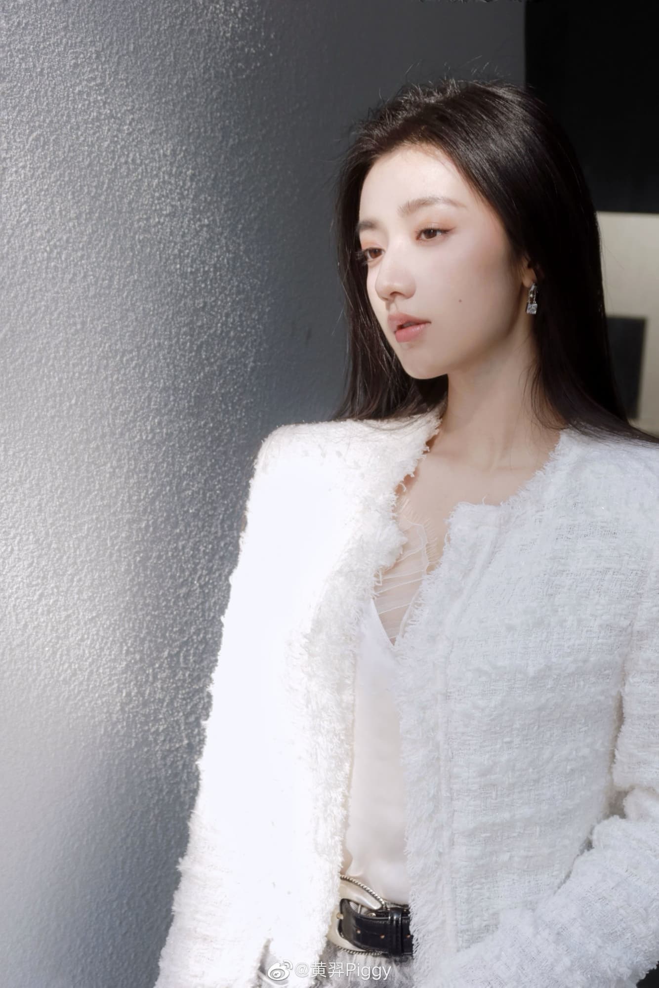 白衣短裤晒美腿—黄羿