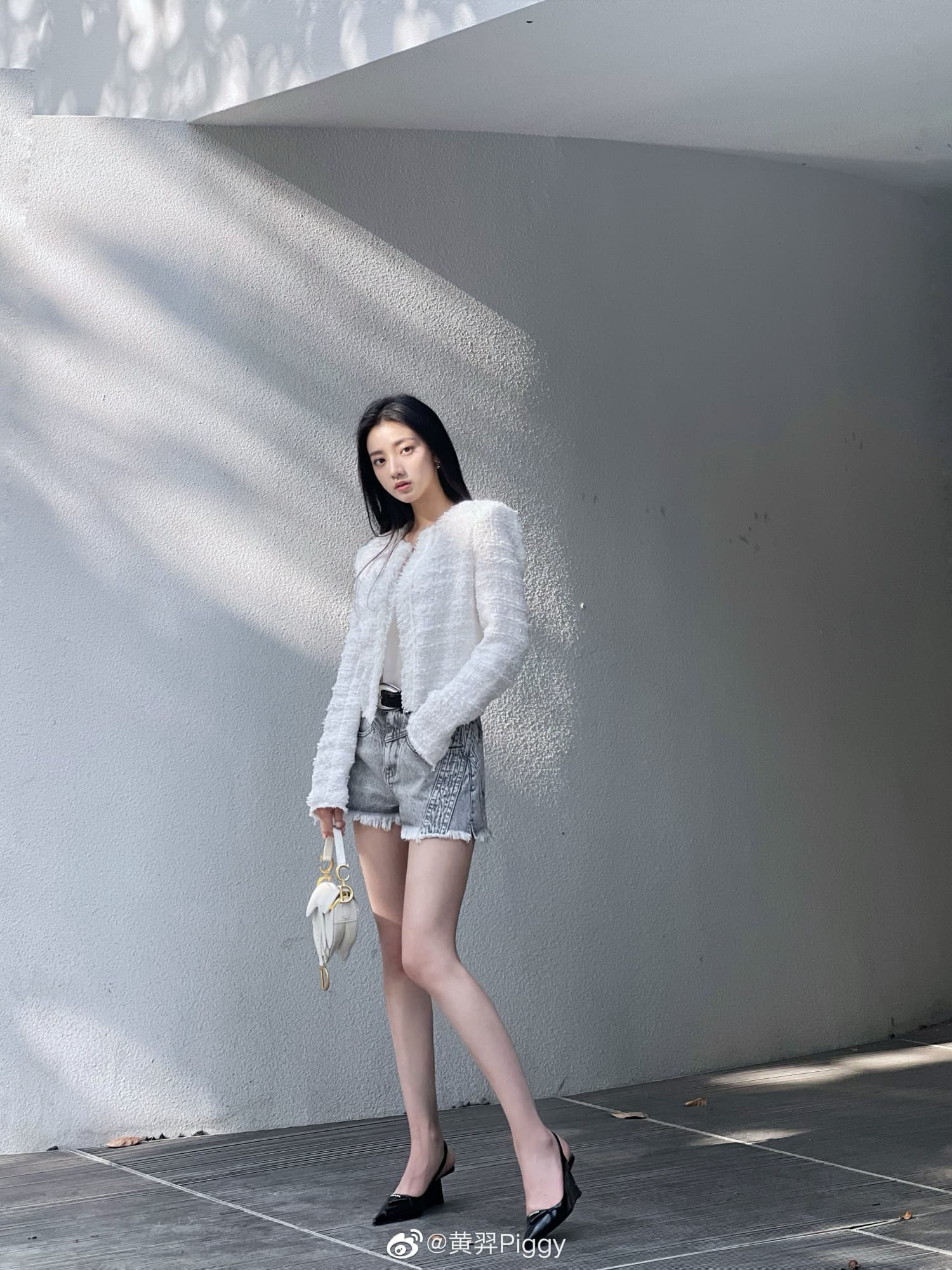 白衣短裤晒美腿—黄羿