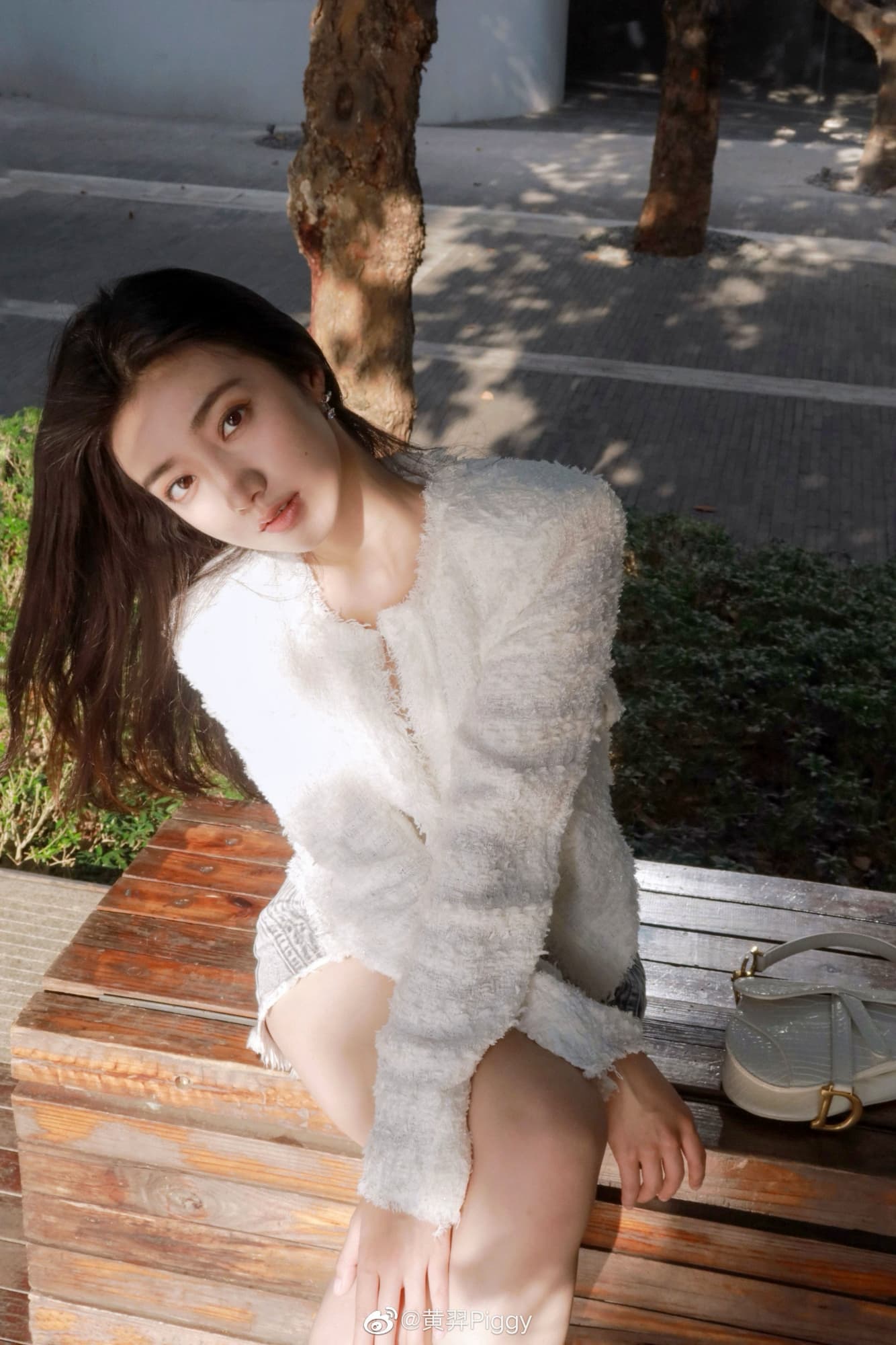 白衣短裤晒美腿—黄羿