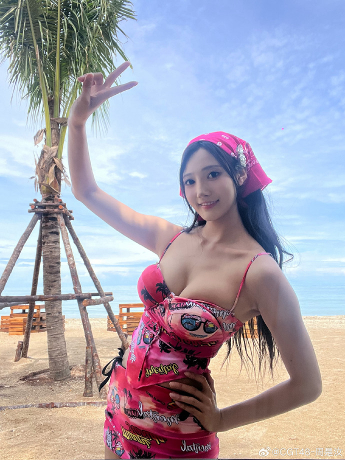 SNH48-周是汝泳装自拍