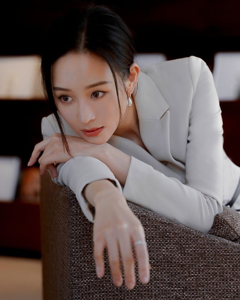 张钧甯“西装杀”秀纤细美腿