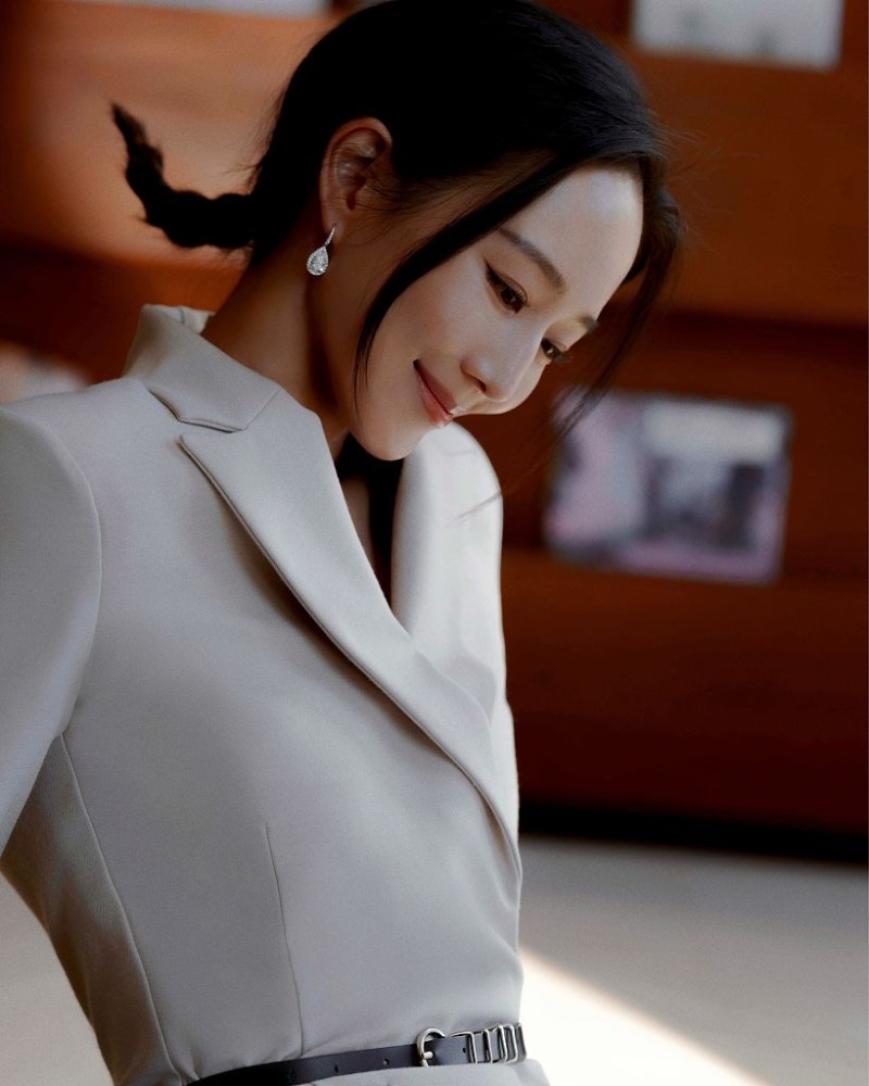 张钧甯“西装杀”秀纤细美腿