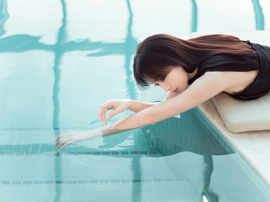 秦岚夏日写真 穿黑色短裙性感魅惑