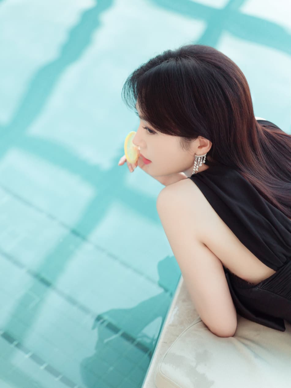 秦岚夏日写真 穿黑色短裙性感魅惑