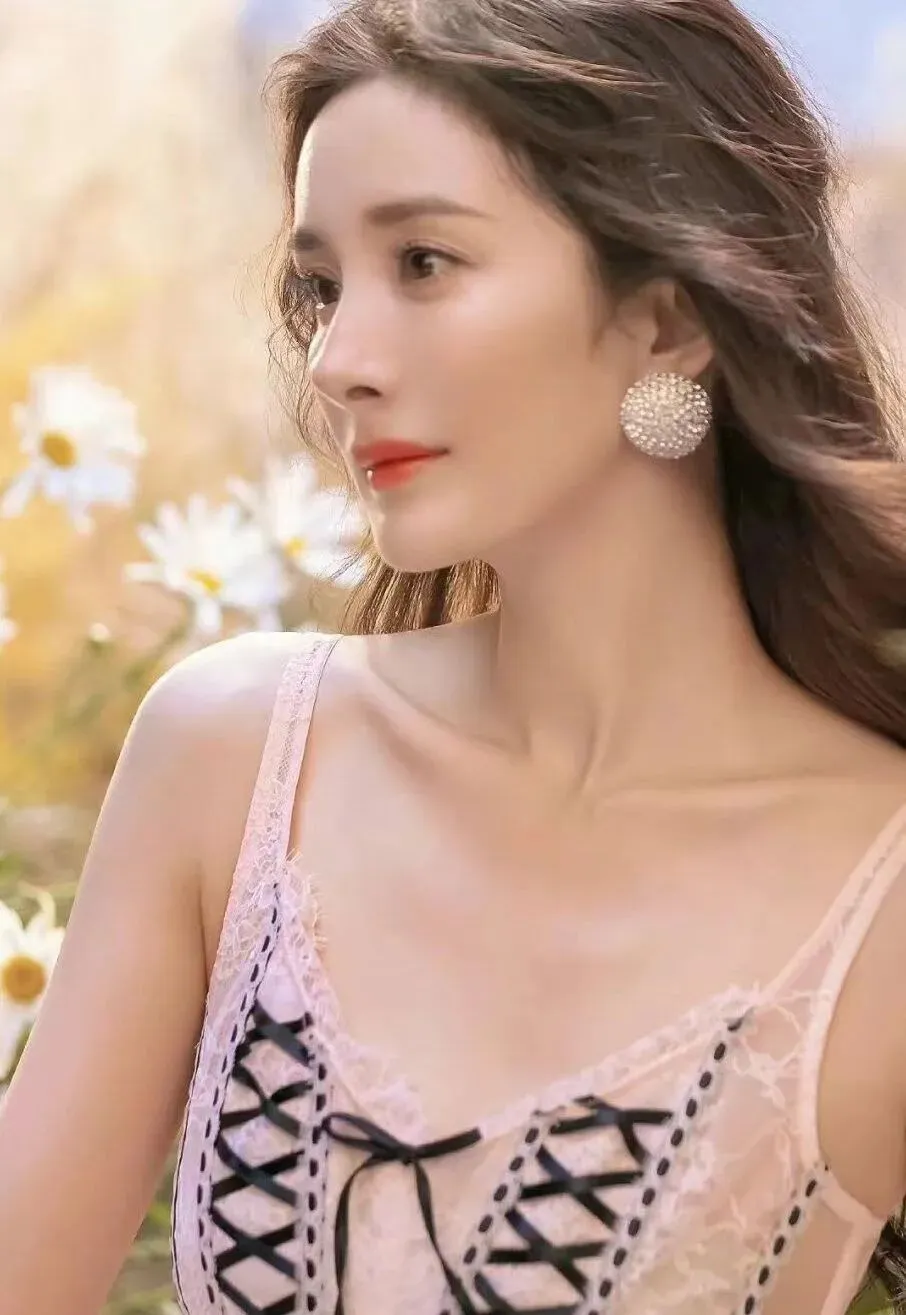 杨幂 ｜ 蕾丝内衣写真，妩媚迷人