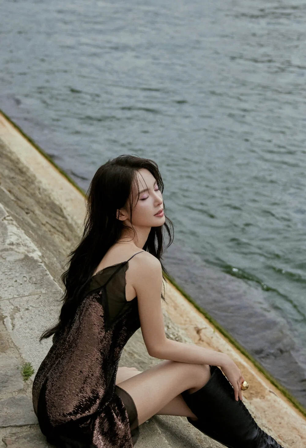 金晨 ｜ 低胸露背 尽显性感妖娆