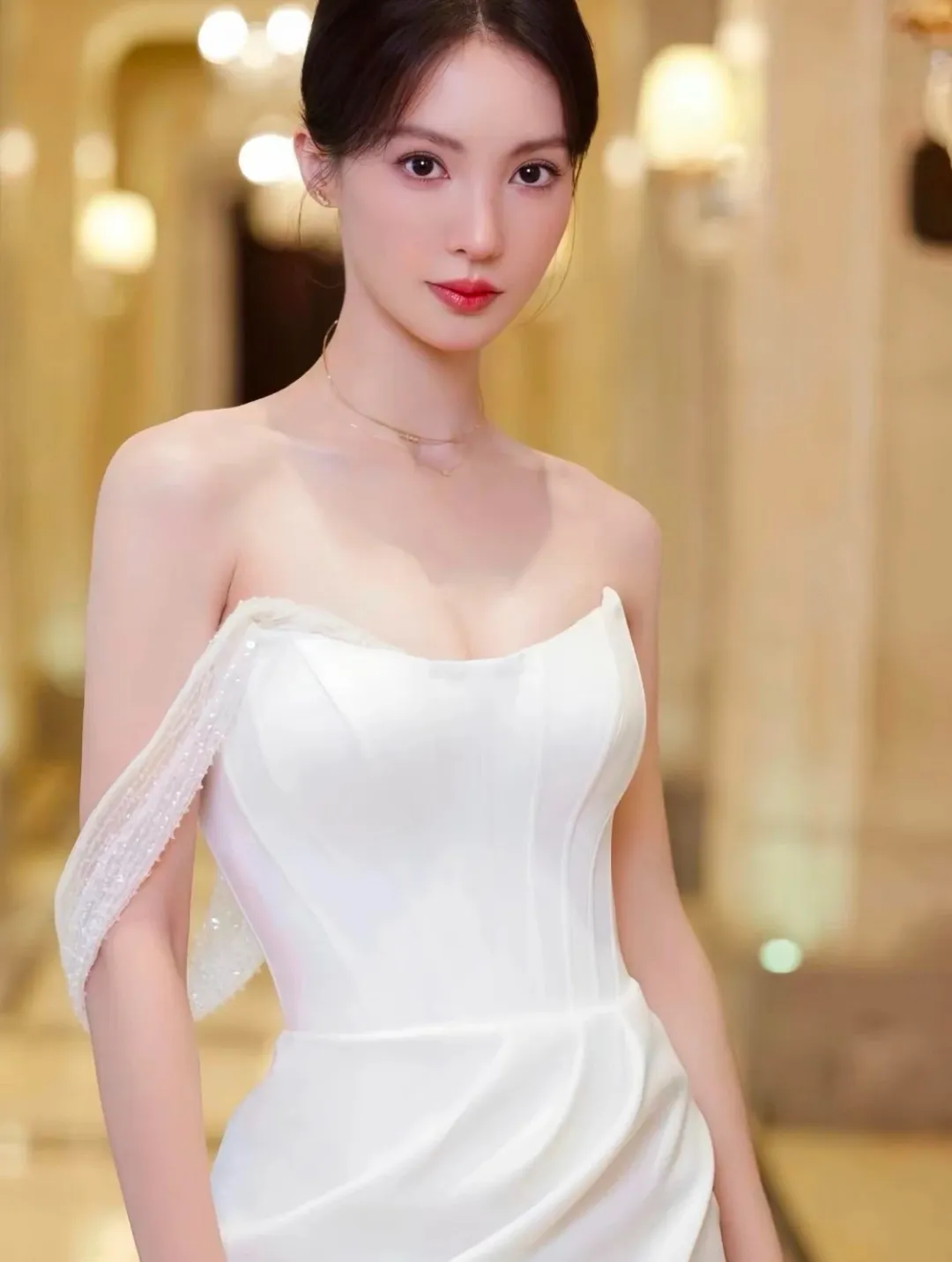 金晨 ｜ 低胸露背 尽显性感妖娆