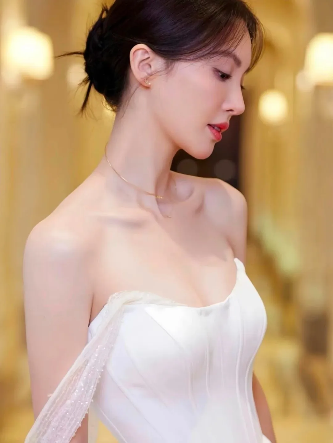 金晨 ｜ 低胸露背 尽显性感妖娆