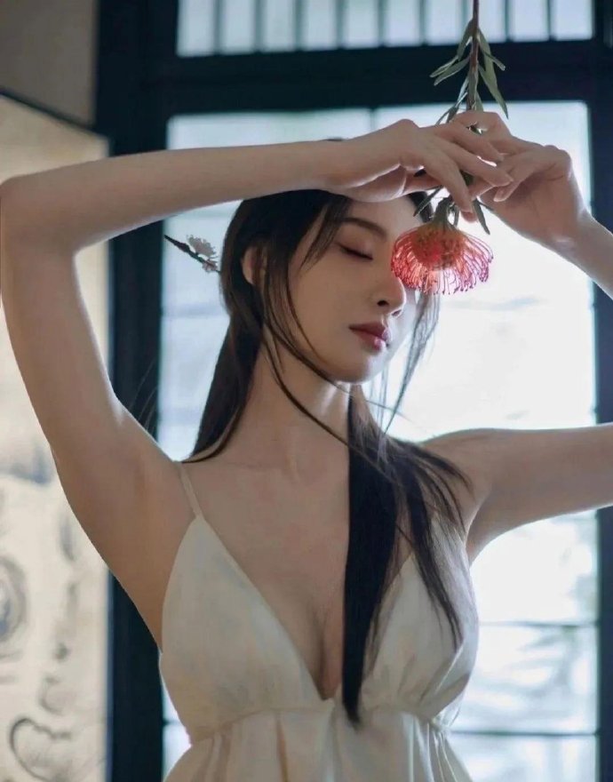 隆妮 ｜ 深藏不露的事业线