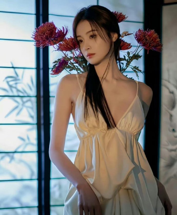 隆妮 ｜ 深藏不露的事业线