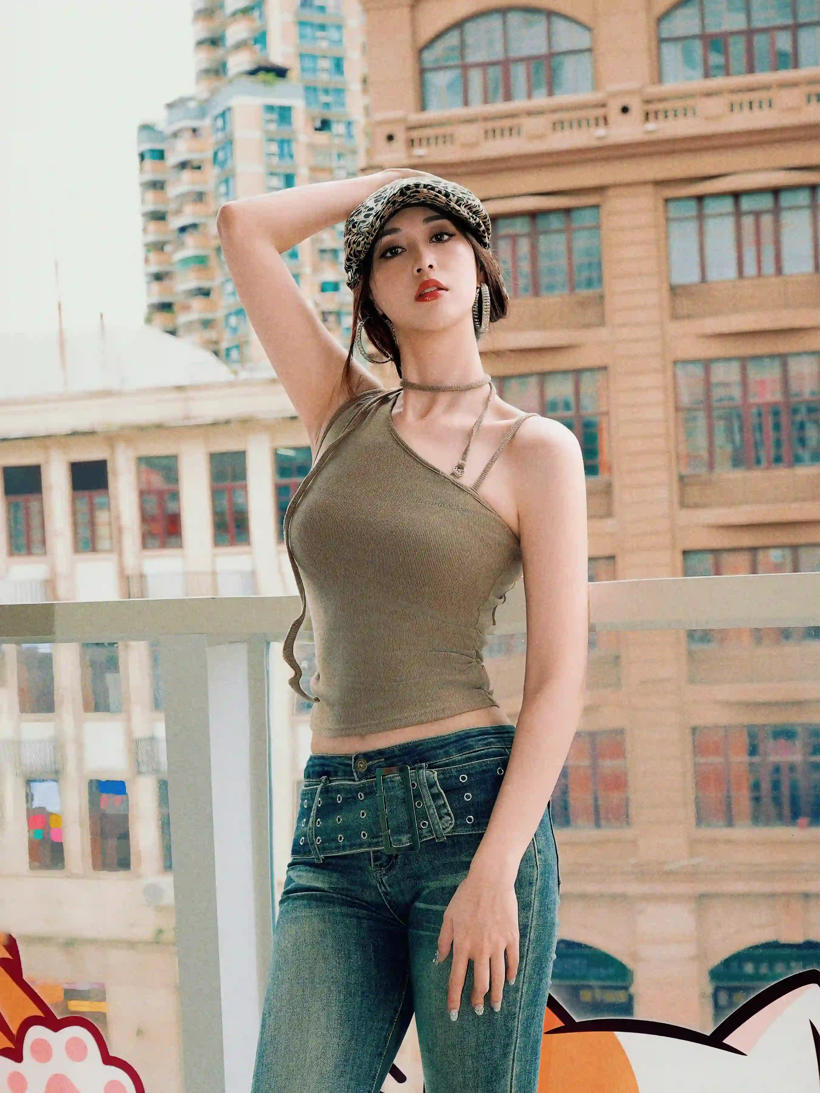 谭乔尹Emma ｜ 豹纹帽小烟熏 秒变千禧辣妹