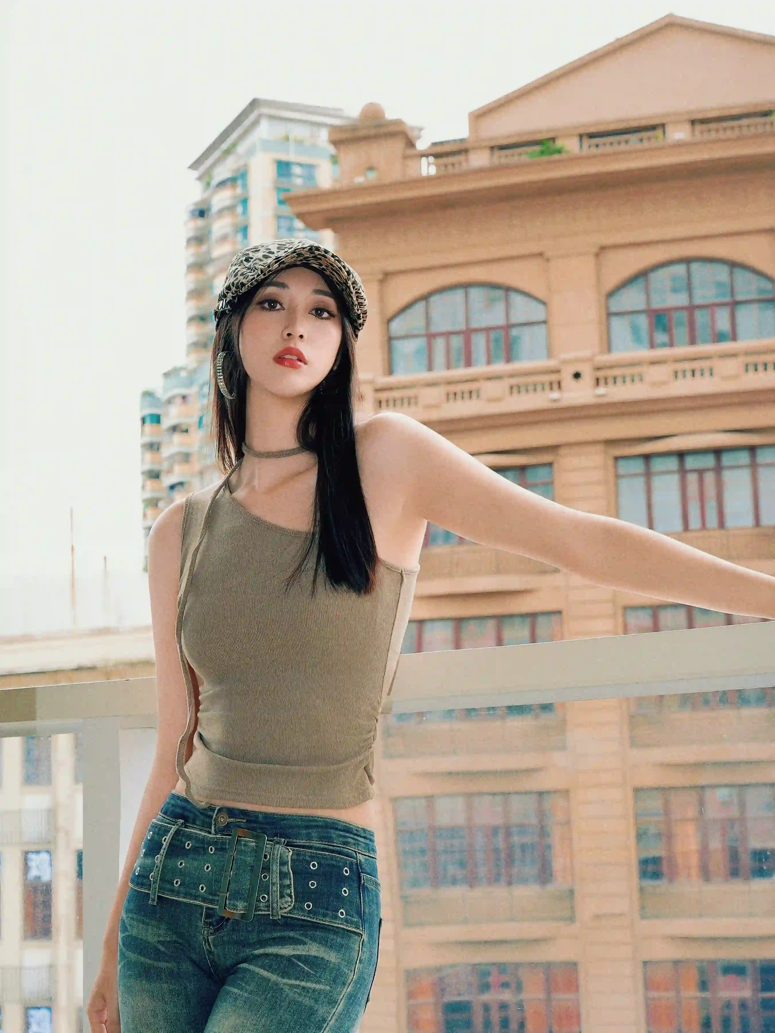 谭乔尹Emma ｜ 豹纹帽小烟熏 秒变千禧辣妹